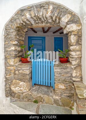 Draußen oder drinnen? Alles in einem in Volax Dorf, Tinos, Griechenland. Die meisten Gebäude entsprechen dem Brauch der kykladischen Architektur und sind blau und weiß Stockfoto