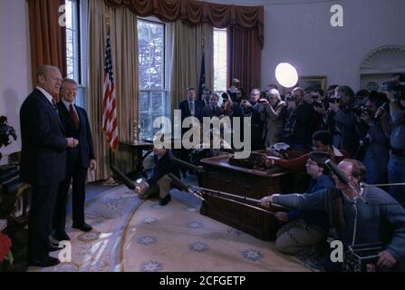 Jimmy Carter und Gerald Ford sprechen die Presse im Oval Office an. Ca. 12/12/1978 Stockfoto