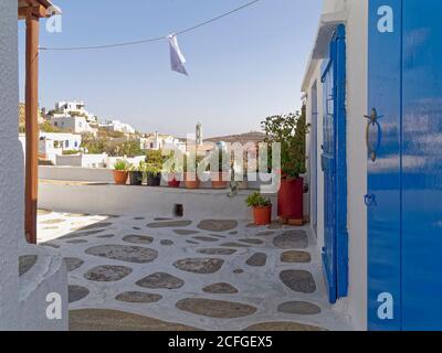 Hängen Sie sich an einen Draht. Eine kleine Terrasse mit einem tollen Blick unter dem allgegenwärtigen klaren blauen Himmel. Tinos Island, Griechenland. Stockfoto