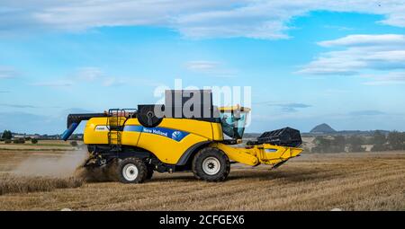 East Lothian, Schottland, Großbritannien, 5. September 2020. UK Wetter: Letzte Getreideernte. Die letzten Getreidefelder werden in diesem Teil der Grafschaft geerntet. Ein Blick auf Berwick Law in der Ferne mit einem New Holland Mähdrescher Stockfoto