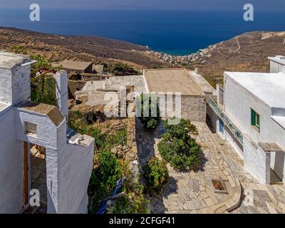 Panoramablick auf die Ägäis von Ysternia, Tinos Island, Griechenland. Ysternia ist ein schönes, weniger bekanntes Dorf, da es weit von der Küste entfernt ist. Stockfoto