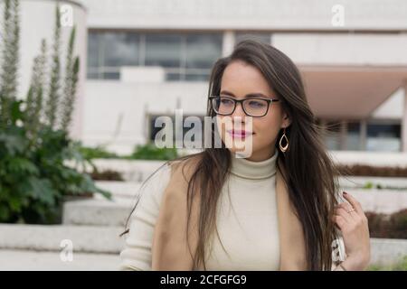 Hübsche Frau in Brille schaut weg Stockfoto