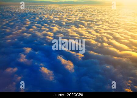 Dämmerung über Wolken . Fliegen in der Stratosphäre während der Dämmerung Stockfoto