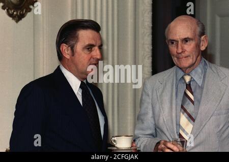 Walter Mondale mit Senator Alan Cranston ca. 09/20/1977 Stockfoto