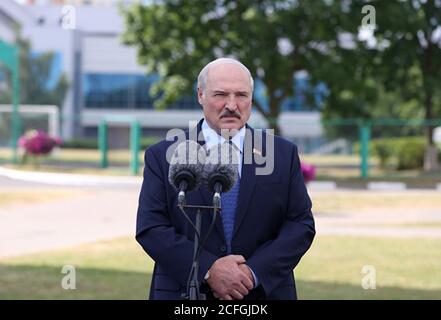 ALEXANDER LUKASCHENKO als Präsident von Belarus spricht vor einem Wahllokal für die Präsidentschaftswahlen 2020. Foto: Belarus BV. Stockfoto