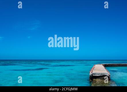 Ende des Gehwegs und Blue Waters der Karibik Stockfoto