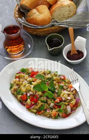 Türkischer Auberginen-Salat namens Patlican Salatasi. Stockfoto