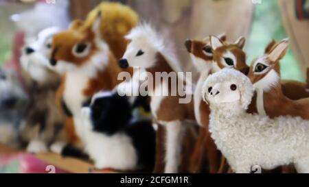 Souvenirmarkt in Yaremche. Weiches Spielzeug zum Verkauf in Spielwarenläden. Ukraine, Jaremche - 20. November 2019. Stockfoto