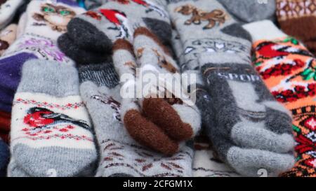 Souvenirmarkt in Yaremche. Nahaufnahme von natürlichen Wollstricksocken in den Karpaten. Ukraine, Jaremche - 20. November 2019. Stockfoto