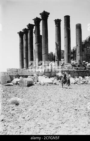 Bildunterschrift: Östlich des Jordans und des Toten Meeres. Säulen des Sonnentempels [Jerash] - Ort: Gerasa Jordanien ca. 1900 Stockfoto