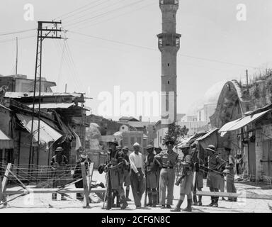 Bildunterschrift: Palästina-Unruhen 1936. Jaffa. Truppen & Polizei bewachen Eingang zum Abrissgebiet - Ort: Tel Aviv Israel Ca. 1936 Stockfoto