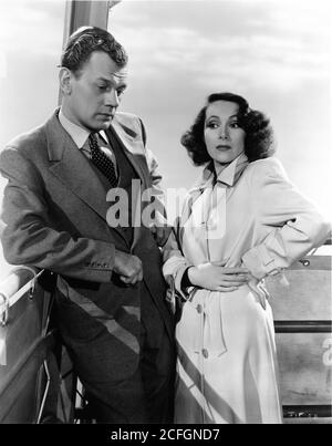 JOSEPH COTTEN UND DOLORES DEL RIO AUF DER REISE IN DIE ANGST 1943 Regisseur NORMAN FOSTER und ORSON WELLES Roman Eric Ambler Drehbuch Orson Welles und Joseph Cotten Produzent Orson Welles RKO Radiokorso Stockfoto