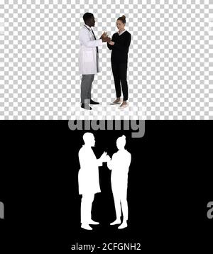 Männlicher Arzt bietet Medikamente für junge Frau, Alpha Channel Stockfoto
