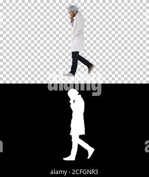 Nachdenklicher, männlicher Arzt beim Gehen, Alpha Channel Stockfoto