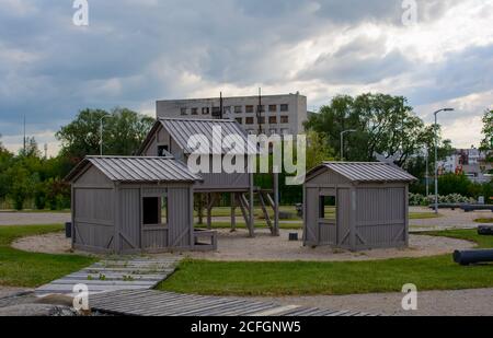 Kleine Holzhäuser auf dem Kinderspielplatz auf der Insel Pasta in Jelgava, Lettland. Stockfoto