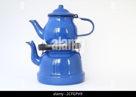 Vintage blau Keramik Teekanne auf weißem Hintergrund, Speichern Freistellungspfaden. Stockfoto