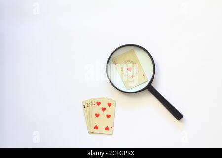 Spielkarten isoliert auf weißem Hintergrund. Vergrößerungs-und Deck von Poker-Karten auf dem Tisch als Symbol für Glücksspiel. Stockfoto