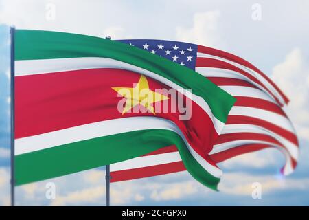 Winkende amerikanische Flagge und Flagge von Suriname. Nahaufnahme, 3D-Illustration. Stockfoto