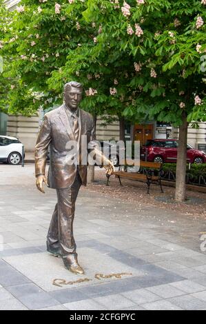 Bronzestatue eines stringenden Ronald Reagan: Eine lebensgehaltende Statue des ehemaligen amerikanischen Präsidenten Ronald Reagan ziert einen kleinen Park im Budapester Parlamentsviertel. Es ist viel von Besuchern berührt. Stockfoto