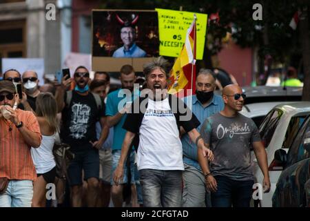 Madrid, Spanien. September 2020. Menschen protestieren während einer Demonstration gegen die obligatorische Verwendung von Gesichtsmasken, die Verwendung eines Impfstoffs gegen Coronavirus, die Umsetzung von 5G und andere Maßnahmen der spanischen Regierung, um die Ausbreitung des Coronavirus in Spanien zu verhindern, da COVID-19 positive Fälle weiter zunehmen. Quelle: Marcos del Mazo/Alamy Live News Stockfoto