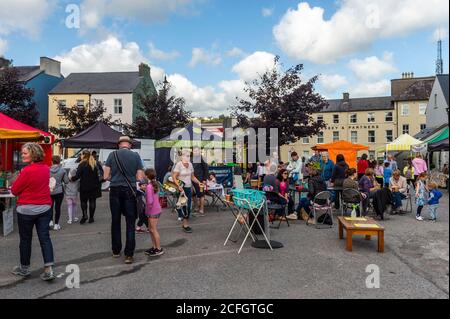 Bandon, West Cork, Irland. September 2020. Bandon Farmers Market war heute mit vielen Stallhaltern und Einkäufern an einem warmen und sonnigen Tag beschäftigt. Es gab nicht viel Beweise für Menschen, die Gesichtsmasken oder soziale Distanzierung trotz staatlicher Richtlinien trugen. Quelle: AG News/Alamy Live News Stockfoto