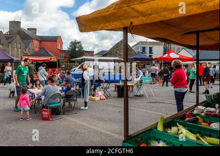 Bandon, West Cork, Irland. September 2020. Bandon Farmers Market war heute mit vielen Stallhaltern und Einkäufern an einem warmen und sonnigen Tag beschäftigt. Es gab nicht viel Beweise für Menschen, die Gesichtsmasken oder soziale Distanzierung trotz staatlicher Richtlinien trugen. Quelle: AG News/Alamy Live News Stockfoto