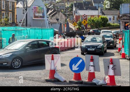 Bandon, West Cork, Irland. September 2020. Die Straßenarbeiten in St. Finbarr's Place, Bandon, verursachen noch immer Verkehrschaos in der Stadt, fast einen Monat nach ihrem Start. Die Arbeiten sollen eine Modernisierung der städtischen Wasserversorgung und des Kanalisationsnetzes ermöglichen. Quelle: AG News/Alamy Live News Stockfoto