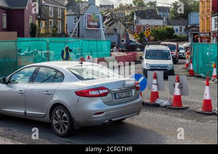 Bandon, West Cork, Irland. September 2020. Die Straßenarbeiten in St. Finbarr's Place, Bandon, verursachen noch immer Verkehrschaos in der Stadt, fast einen Monat nach ihrem Start. Die Arbeiten sollen eine Modernisierung der städtischen Wasserversorgung und des Kanalisationsnetzes ermöglichen. Quelle: AG News/Alamy Live News Stockfoto