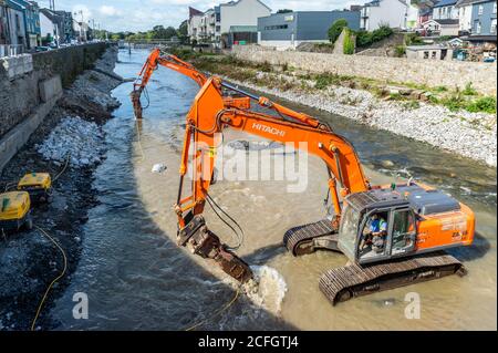 Bandon, West Cork, Irland. September 2020. Die Hochwasserarbeiten am Bandon River stehen nach einigen Jahren kurz vor dem Abschluss. Zwei Bagger baggern heute den Kanal, ein Job, der noch nicht abgeschlossen war bis jetzt aufgrund der Zufahrtsrampen und das jüngste schlechte Wetter. Quelle: AG News/Alamy Live News Stockfoto