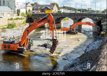 Bandon, West Cork, Irland. September 2020. Die Hochwasserarbeiten am Bandon River stehen nach einigen Jahren kurz vor dem Abschluss. Zwei Bagger baggern heute den Kanal, ein Job, der noch nicht abgeschlossen war bis jetzt aufgrund der Zufahrtsrampen und das jüngste schlechte Wetter. Quelle: AG News/Alamy Live News Stockfoto