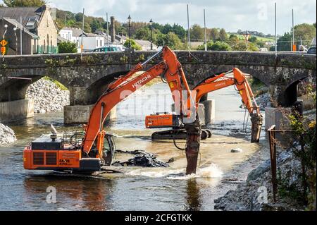 Bandon, West Cork, Irland. September 2020. Die Hochwasserarbeiten am Bandon River stehen nach einigen Jahren kurz vor dem Abschluss. Zwei Bagger baggern heute den Kanal, ein Job, der noch nicht abgeschlossen war bis jetzt aufgrund der Zufahrtsrampen und das jüngste schlechte Wetter. Quelle: AG News/Alamy Live News Stockfoto