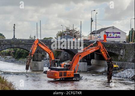 Bandon, West Cork, Irland. September 2020. Die Hochwasserarbeiten am Bandon River stehen nach einigen Jahren kurz vor dem Abschluss. Zwei Bagger baggern heute den Kanal, ein Job, der noch nicht abgeschlossen war bis jetzt aufgrund der Zufahrtsrampen und das jüngste schlechte Wetter. Quelle: AG News/Alamy Live News Stockfoto