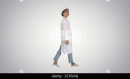 Ingenieurin Frau zu Fuß und Überprüfung des Objekts auf Steigung Hintergrund. Stockfoto