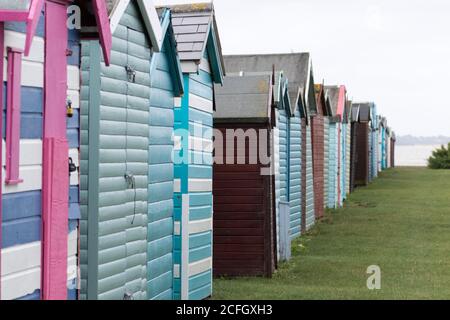 Bunte Strandhütten in Harwich, Essex, Großbritannien Stockfoto