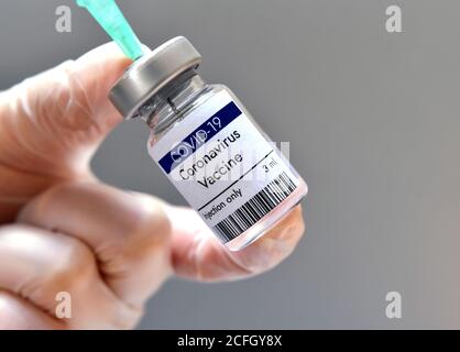 Impfstoff gegen Coronavirus in Fläschchen in der dritten Testphase im Labor von Moderna Pfizer in den USA. COVID-19-Impfstoff. Gesundheitswesen und medizinisches Konzept Stockfoto