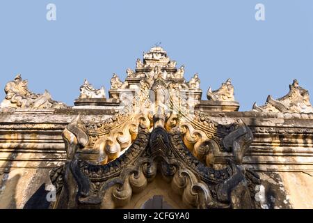 Fassade des Me Nu Brick Monastery, Mandalay, Inwa, Myanmar (Birma), Asien Stockfoto