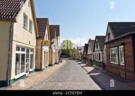 Leere Straße mit Hausfassaden in Warnemünde, Rostock, Ostsee, Mecklenburg Vorpommern, Deutschland, Europa Stockfoto