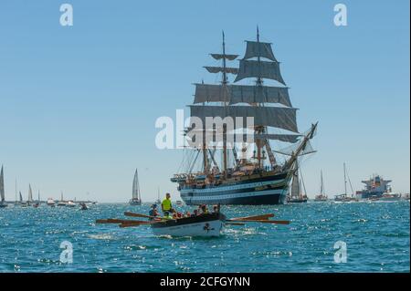 Die Rudermannschaft begrüßt das Segelschiff 'Amerigo Vespucci' in Taranto, Italien Stockfoto