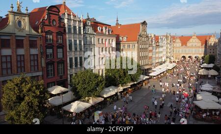 Luftaufnahme der überfüllten Long Market St (Długi Targ) In Danzig im Sommer Abend und St. Domic Messe mit Biergärten und Blick auf das Green Gate Stockfoto