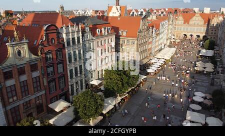 Luftaufnahme der überfüllten Long Market St (Długi Targ) In Danzig im Sommer Abend und St. Domic Messe mit Biergärten und Blick auf das Green Gate Stockfoto
