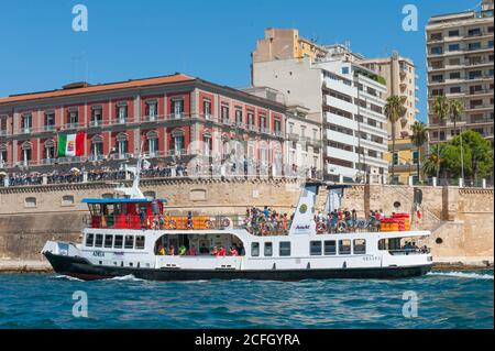 Das mit öffentlichen Verkehrsmitteln stillgelegte Vaporetto in Venedig ist nun da Service in Taranto Stockfoto