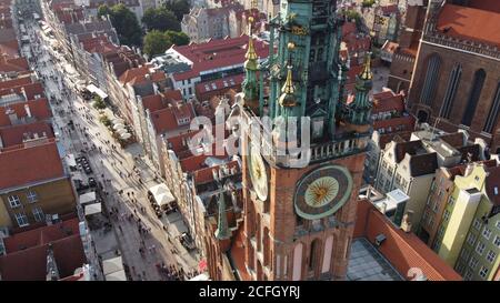 Blick auf den Neuen Rathausturm und die Uhr in der Altstadt von Danzig. Hergestellt von oben durch Drohne während des Sommerabends Stockfoto