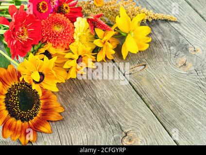 Urlaub Herbststrauß. Rahmen von bunten Blumen auf alten hölzernen Hintergrund angeordnet. Kopieren Sie Platz für Ihre Werbe-Textnachricht oder Werbe-conte Stockfoto