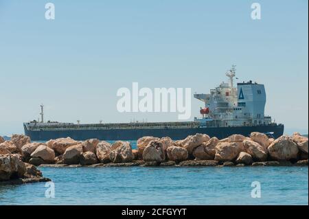 Schiff warten auf das Entladen im Hafen Mar Grande, Taranto, Italien Stockfoto