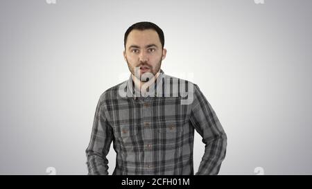 Junge Mann laufen und lächelnd auf Farbübergang Hintergrund. Stockfoto
