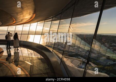 Seattle, USA - 2. Sep 2020: Menschen in der renovierten Space Needle während der Covid-19 Pandemie. Stockfoto