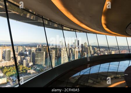 Seattle, USA - 2. Sep 2020: Das gebogene Glas und der Boden in der renovierten Space Needle. Stockfoto