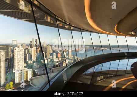 Seattle, USA - 2. Sep 2020: Das gebogene Glas und der Boden in der renovierten Space Needle. Stockfoto