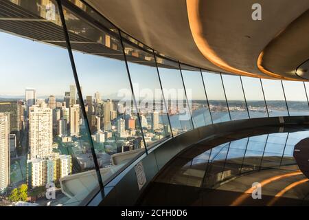 Seattle, USA - 2. Sep 2020: Das gebogene Glas und der Boden in der renovierten Space Needle. Stockfoto