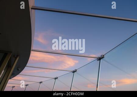 Seattle, USA - 2. Sep 2020: Das gebogene Glas und der Sonnenuntergang an der renovierten Space Needle. Stockfoto
